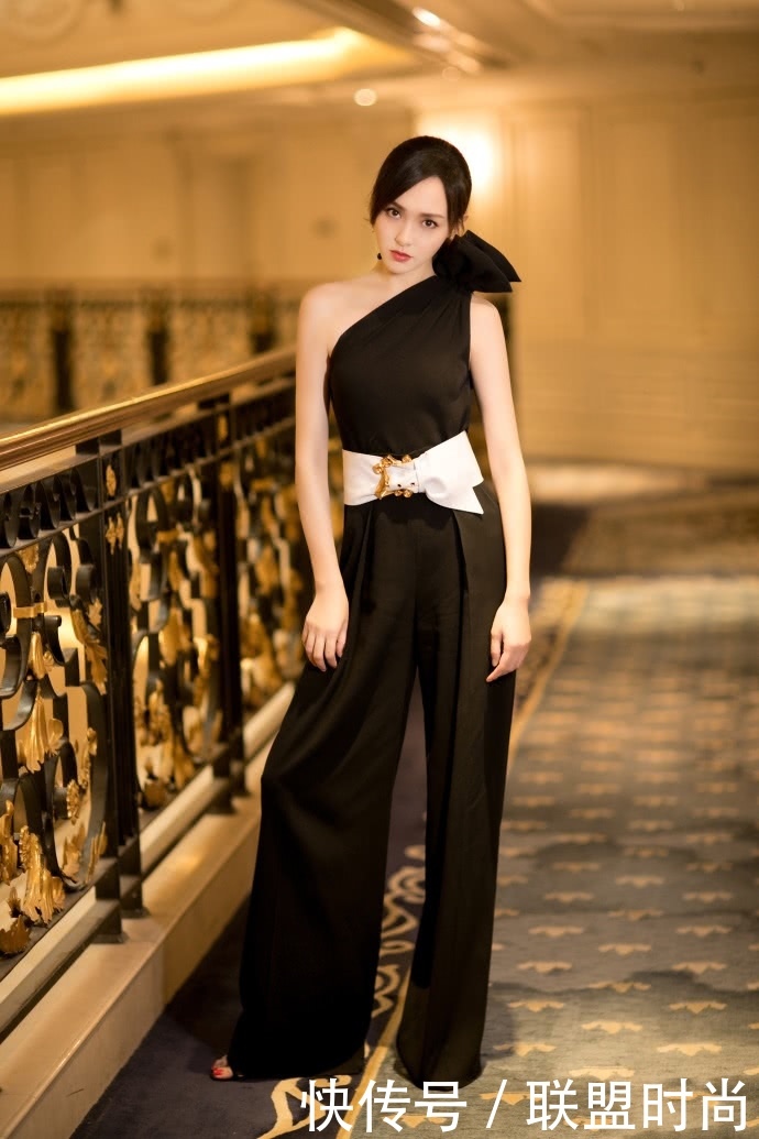 唐嫣太疯狂了!上衣穿到露肋骨,短裤提到大腿根,瘦得堪比郑爽