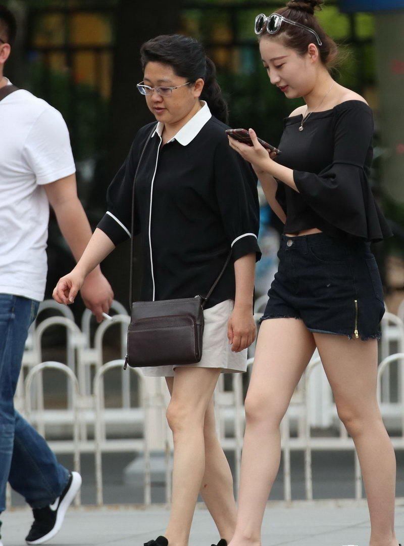 东路街拍: 一身黑色时尚装的白嫩美腿妹子, 穿出长腿女神范儿