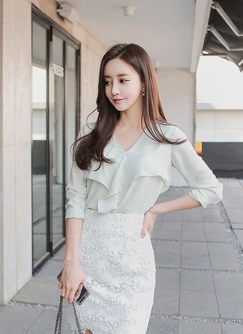 秀丽端庄的包臀裙美女楚楚动人，女人味尽显，显瘦又显高！