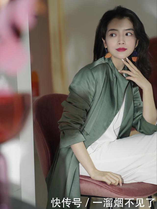  『采用』真正见过大场面的女人，穿风衣不配打底裤，看三木就明白了