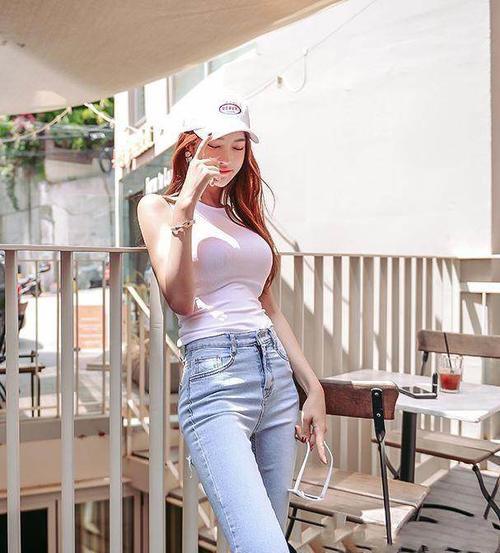 魅力百搭的牛仔裤，十分的显身材，完美体现你的婉致倩影