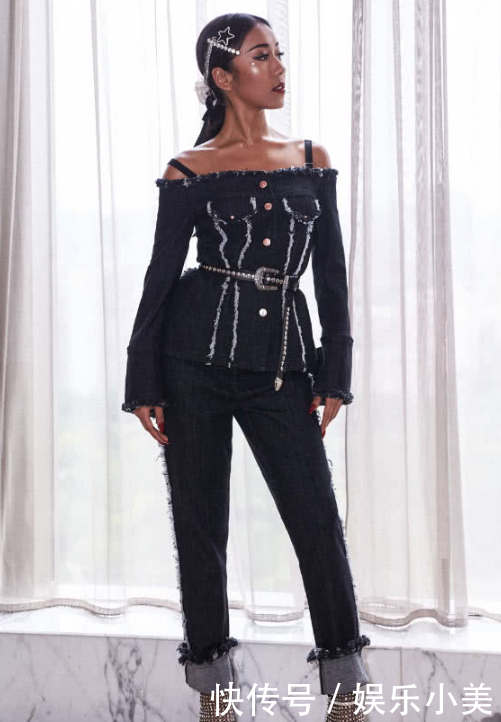 吉克隽逸曝光一组时尚大片，过膝长靴配泳衣，网友：全身都是槽点