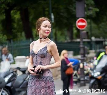 「高跟穆勒鞋」小白鞋失宠了,今年最火的“鞋子”是它,搭配风衣大衣特有范