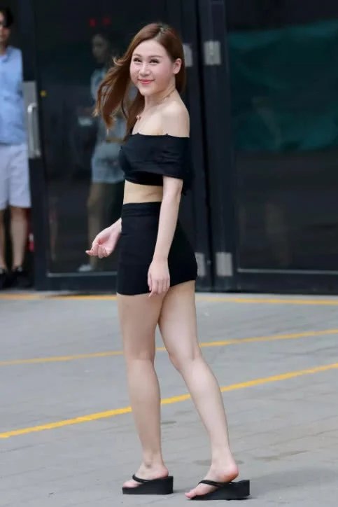 气质小姐姐婴儿肥显得甜美可爱，包臀裙包出一抹尴尬，网友：这臀