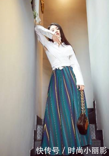 徐冬冬的身材比柳岩还要好？紧身连衣裙勾勒出傲人的曲线。