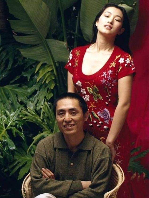 巩俐:为了巩俐,张艺谋抛弃原配肖华,肖华现在过得怎么样了?