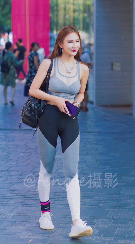 街拍: 穿紧身瑜伽裤的小美女, 身材真棒, 好像还是个小明星呢