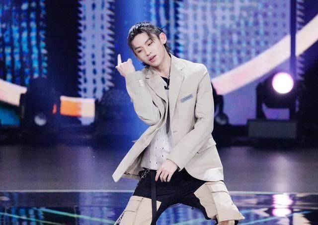  天赐的声音@《天赐》偶像扎堆，为什么小鬼能成首位拿“金曲”的爱豆？
