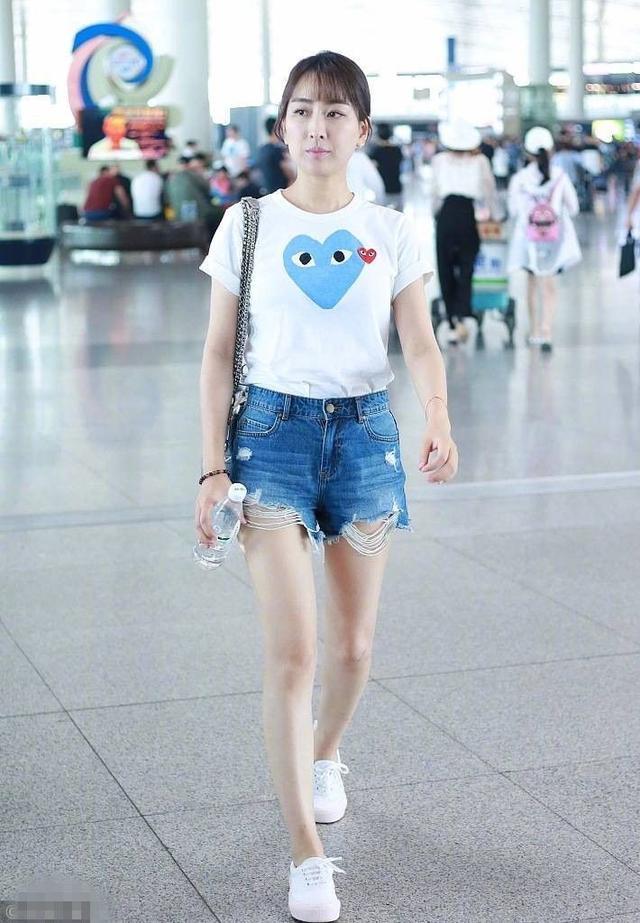 马苏真大胆! 穿的牛仔短裤都破成这样完全遮不住 网友: 还不如不