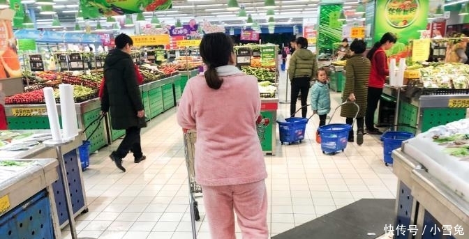  [农民]在农村，过年出现“睡衣帮”，虽然看着不体面，但农民爱