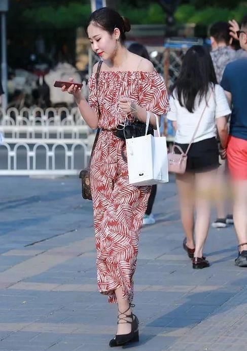  #风采#美女时尚街拍：明眸善睐的美女，一条白色的连衣裙，时尚女神风采