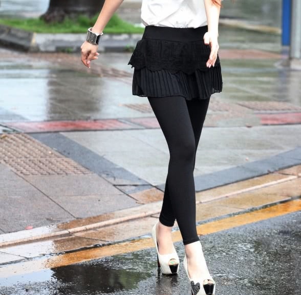 气质小姐姐的紧身裤穿出时尚感，瘦成纸片人，看起来好像洋娃娃