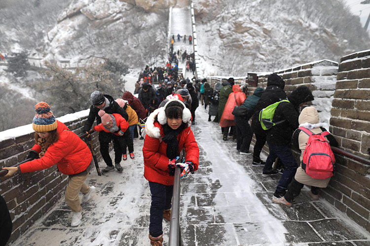 八达岭降雪 长城变“雪滑梯” | 多图