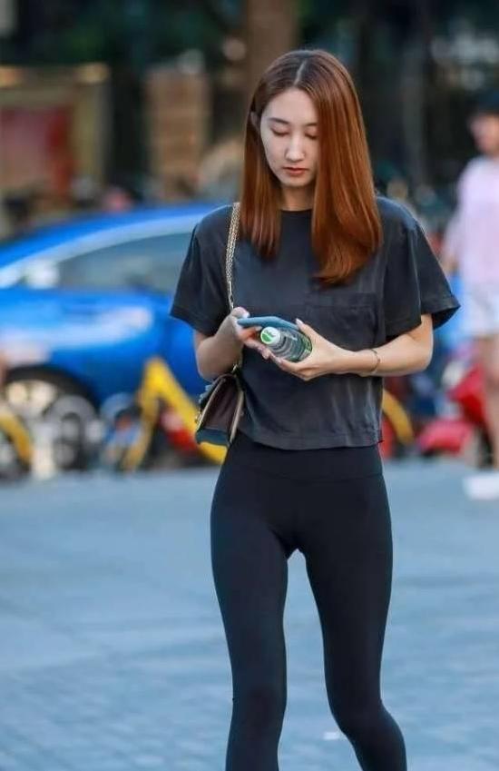 紧身裤搭配T恤小姐姐, 凸显玲珑性感的好身材, 尽显迷人身材