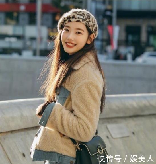 拍图:街拍图6一件浅色衬衫配上深色阔腿裤,看起来十分的干练有气质