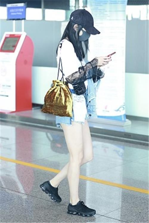 杨幂胆太大, 裙子与胯平齐了, 网友: 刘恺威还不来管管?