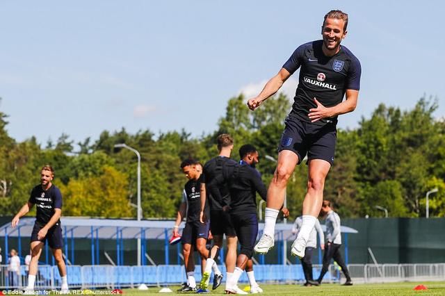 28日世界杯英格兰日报:兰帕德冤案8年后 目送