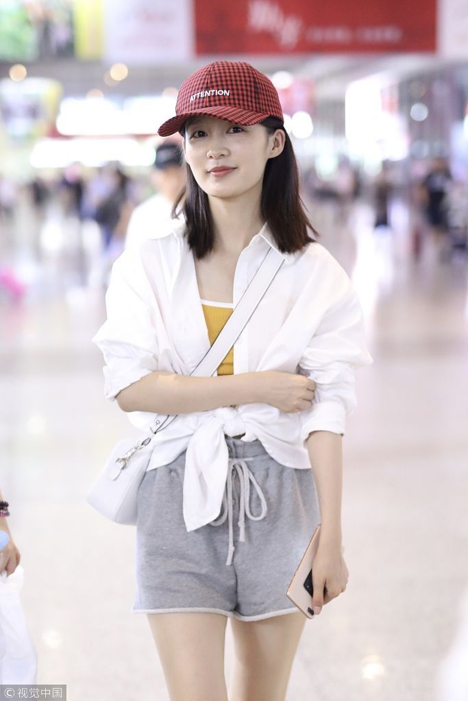 李沁衬衫打结穿运动短裤露“筷子腿”  素颜唇红齿白边走边揉鼻子