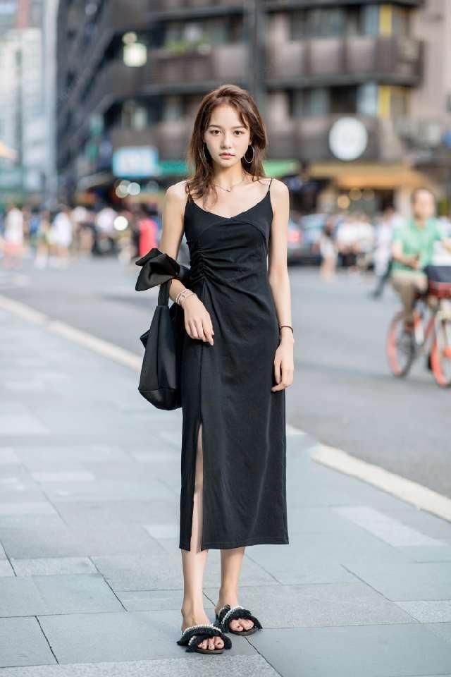 小姐姐的泳裤又短又紧，勒出“三角区”，网友:看着还怪害羞的!