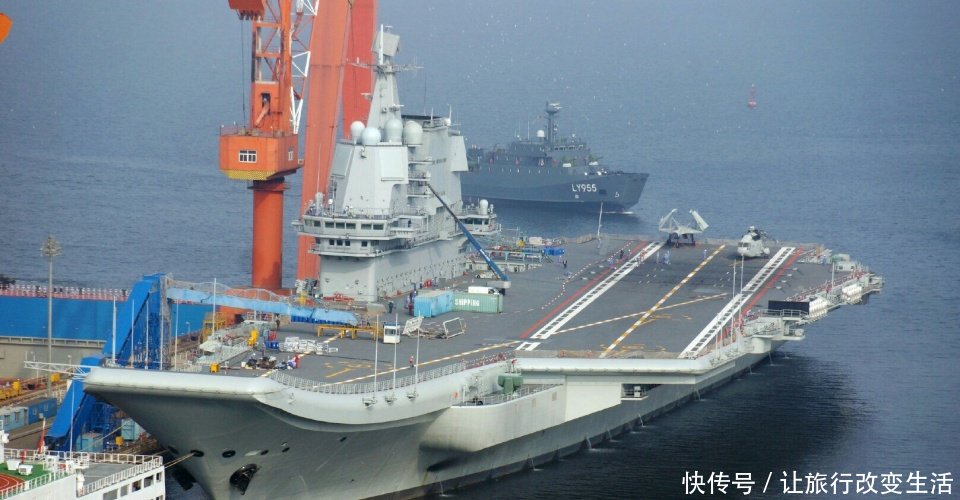 我国首艘国产航空母舰出坞