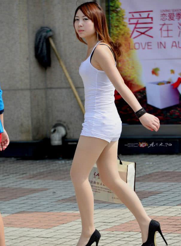 气质小姐姐，白色吊带上衣，白色的短裤，秀出雪白的肌肤，网友：