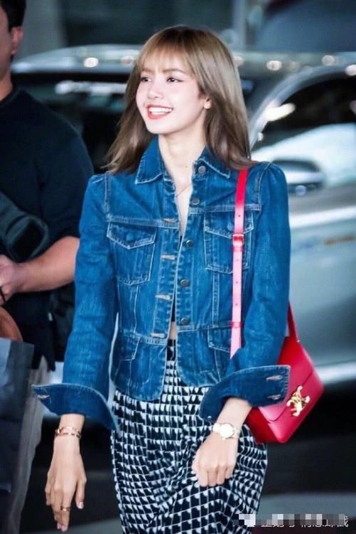 『穿搭』Lisa牛仔外套清爽甜美,杨幂牛仔外套模特身材,赵丽颖可爱温柔