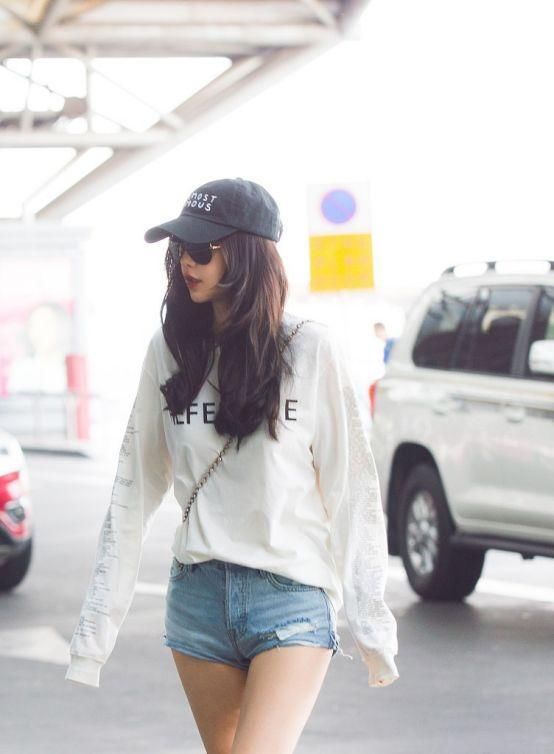 看了李菲儿穿短裙，再看看杨颖，网友:终于明白黄晓明怎么想的了