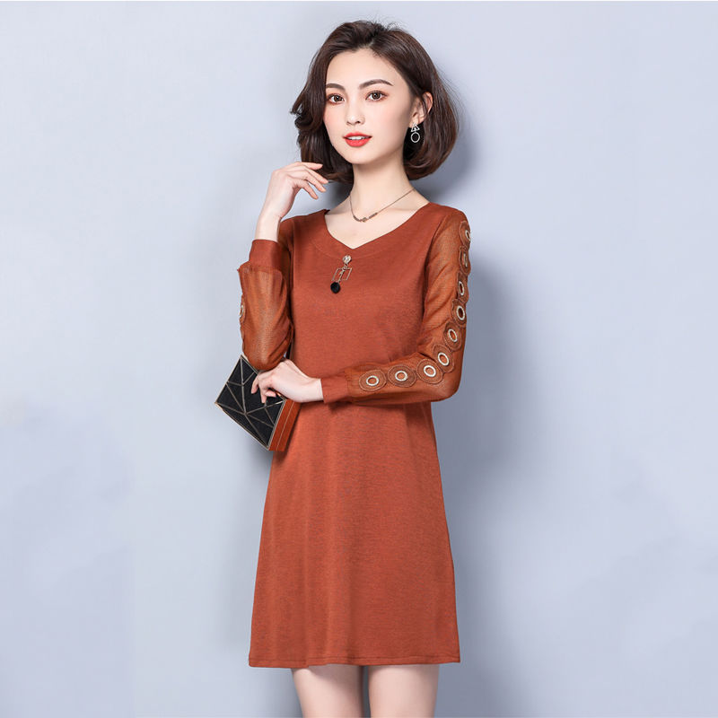 48岁大姑，入秋从不穿阔腿裤!只穿这高贵裙，嫩美像29小姐姐