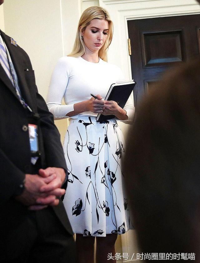 伊万卡标准“九头”身材！淡绿色印花礼服，超显第一女儿S曲线！