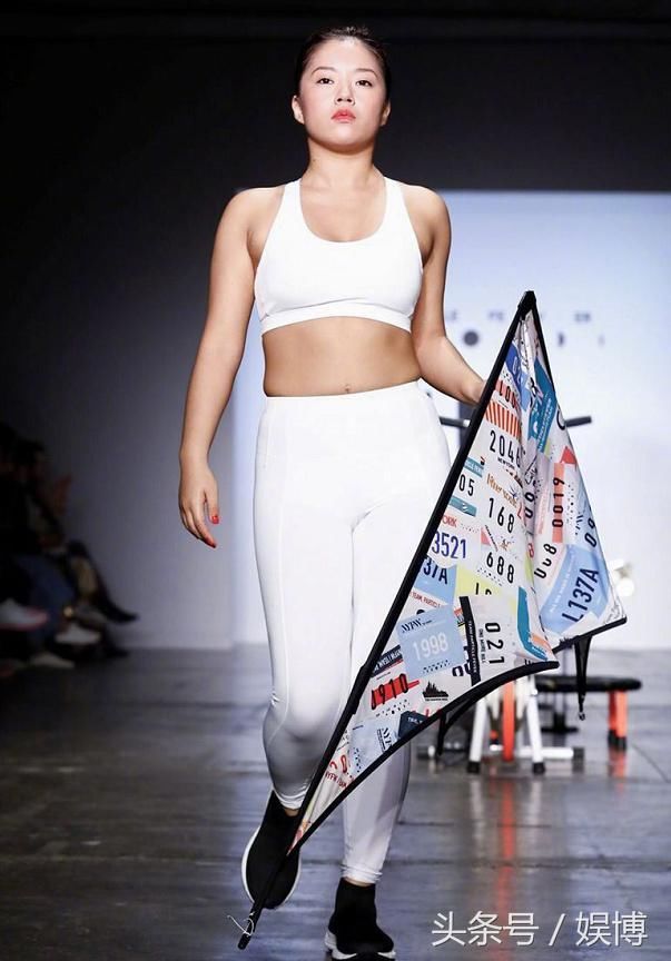 王菊T台首秀无眼妆似换脸，松弛赘肉被嘲像大妈，网友1分不能再多