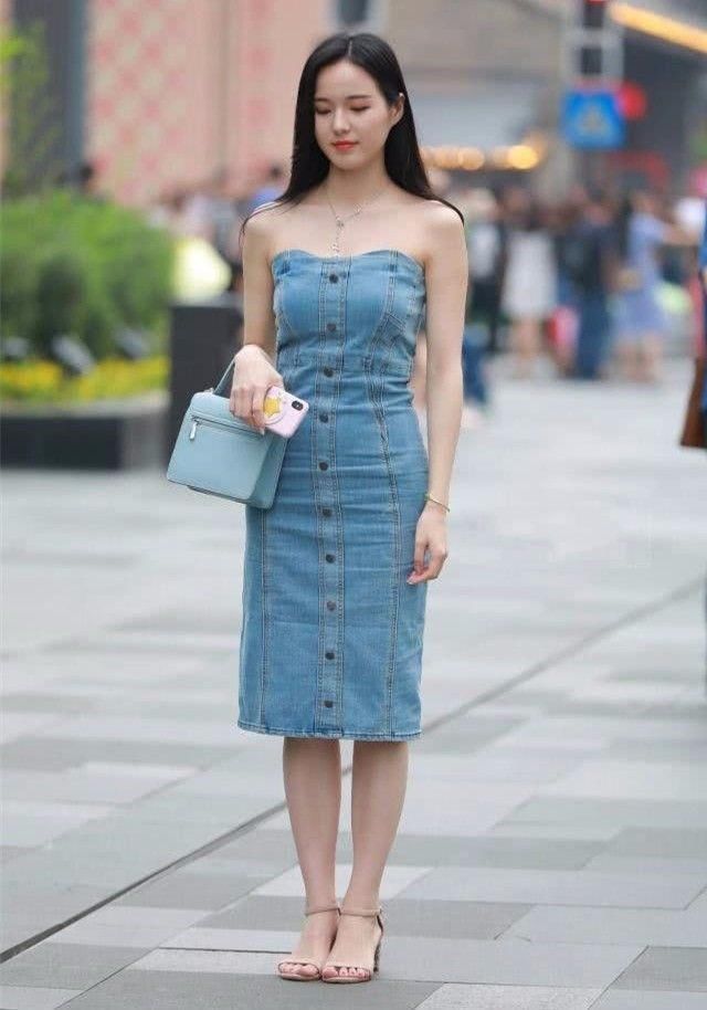 街拍:美女穿着小背心就出门了,小蛮腰真的很细