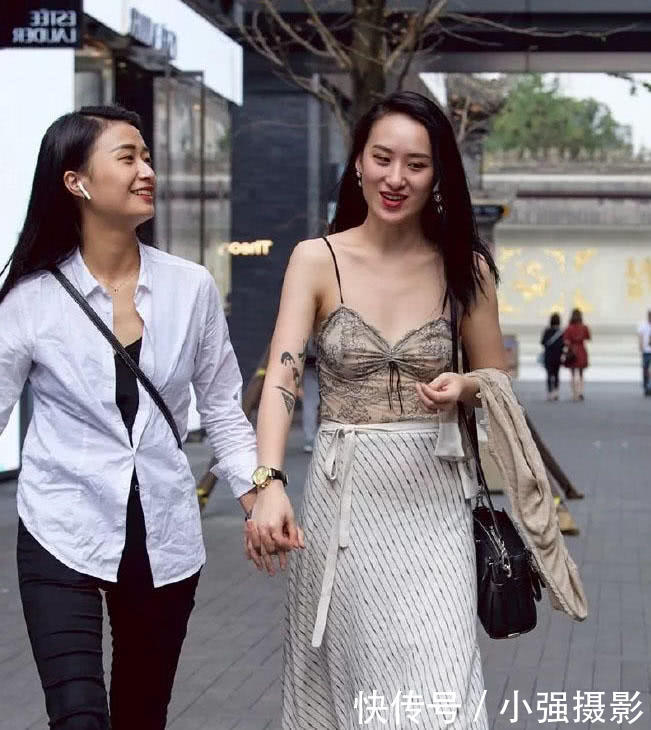 气质小姐姐吊带背心裹出迷人曲线，出门逛街到哪里都不会忘掉闺蜜