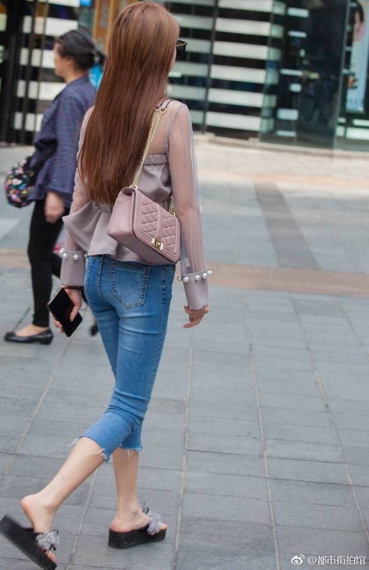 街拍：美女穿破洞牛仔裤出街，难掩性感好身材！