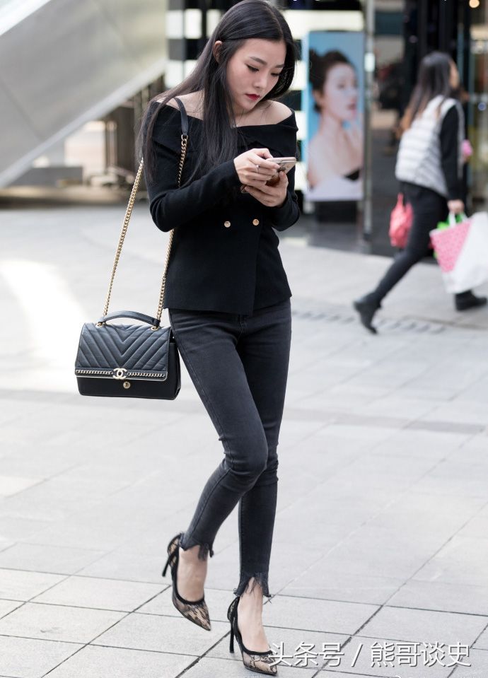 重庆街拍，焦糖色大衣搭配牛仔连衣裙，性感与时髦并存!