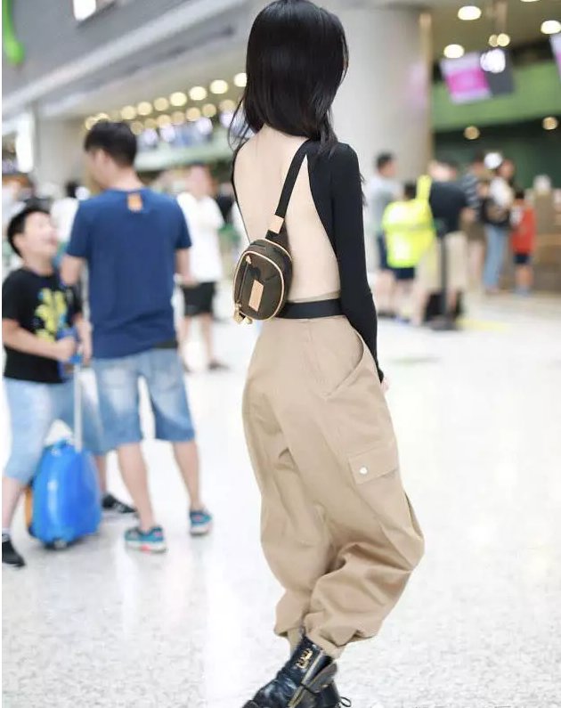 奚梦瑶现身机场两个超小鼻孔太抢眼，后背比穿了肉色紧身衣还光滑