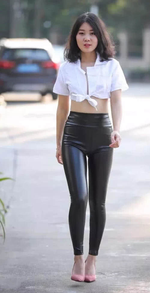 时尚御姐黑色紧身裤裹出饱满线条，想要弯腰揉揉脚都是种奢望