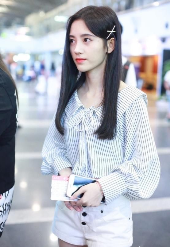 159鞠婧祎和166李艺彤同穿短裤，终于明白腿细和腿长哪个更重要