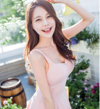 粉色连衣裙搭配白色短裤，让你既清纯又性感！