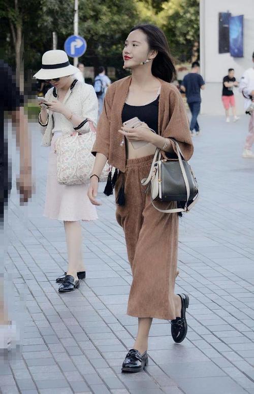 路人街拍，小姐姐搭配浅色牛仔短裤，优雅又有女人味