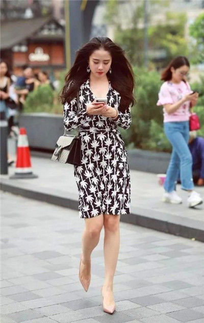 身穿|街拍:容颜动人的小美女,身穿黑色装,时尚干练又大方