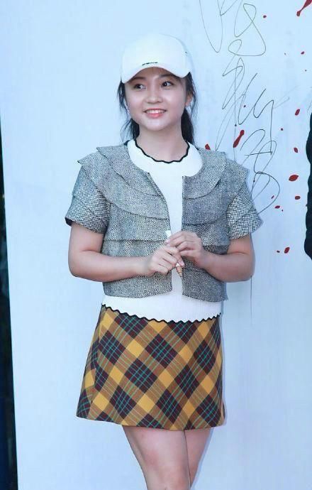 林妙可的老年风算是改不掉了，想成为时尚大学生，太难!