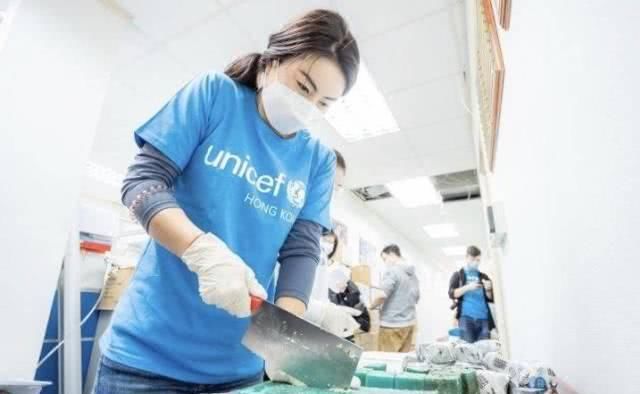  [小朋友们]世界冠军变身“车间女工”后，霍启刚再曝郭晶晶私下真实一面