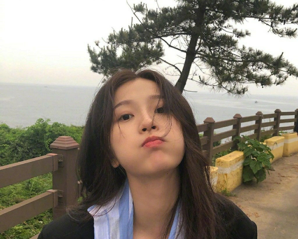  [大不一样]鞠婧祎, 虞书欣撞上同款造型, 都是94后, 状态大不一样