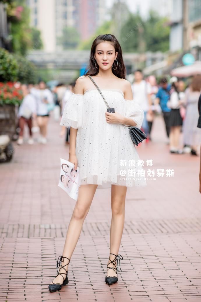 街拍:薄纱款总是很清新甜美，点点繁星充满了跳跃感,不要太美