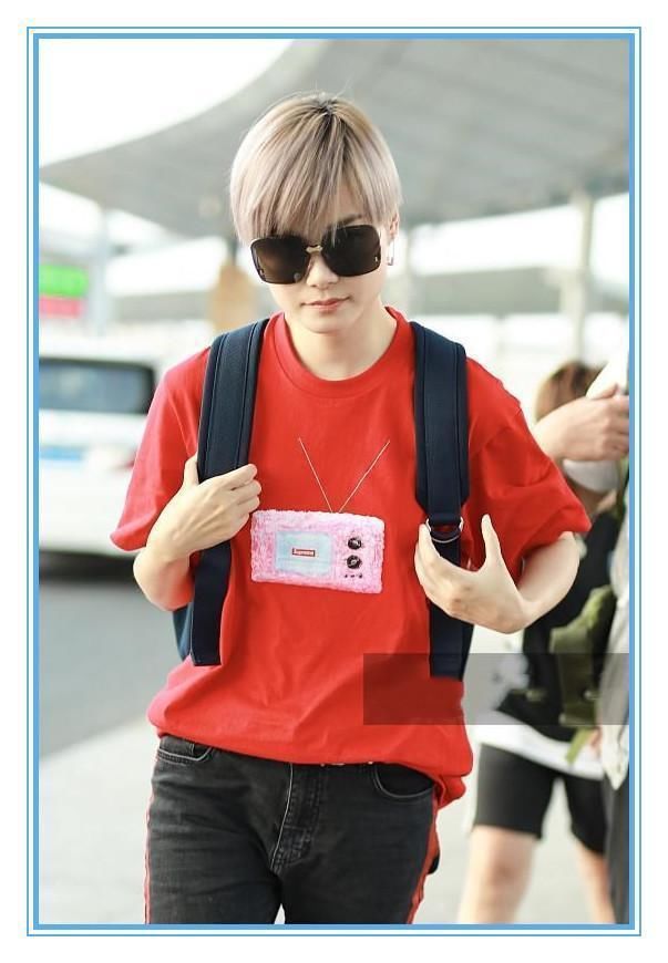 赵薇把别针戴耳环上算什么？李宇春直接别耳朵上，网友：太疯狂！