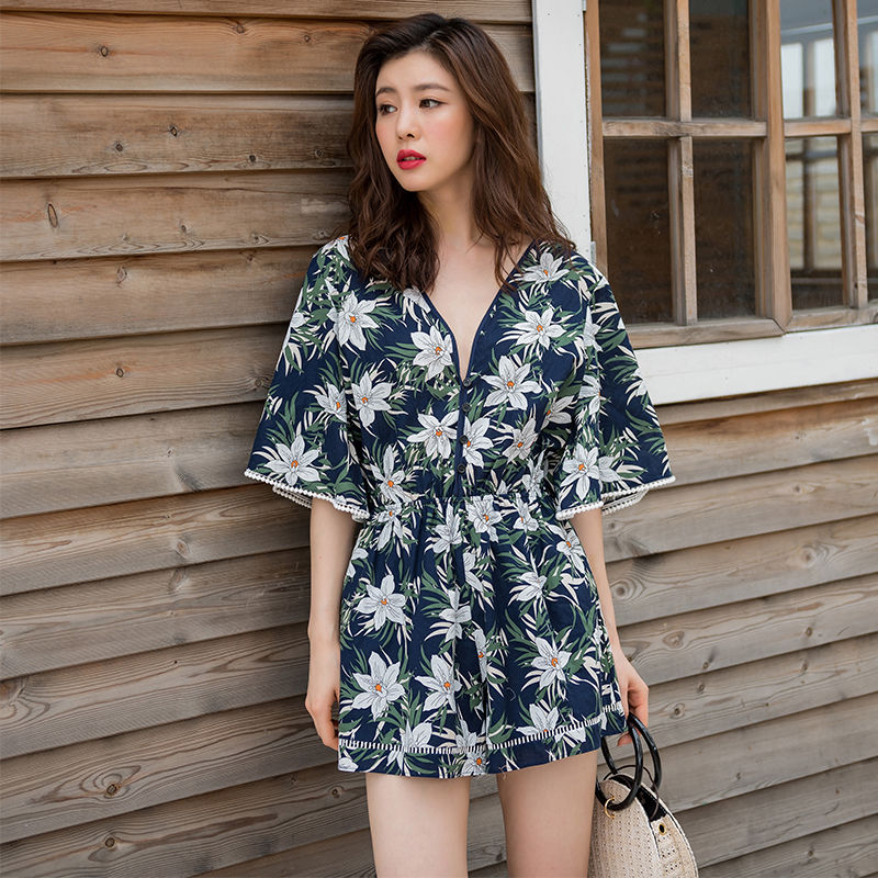 夏天没人穿黑丝袜,但穿上包臀连体裤,走路一抖一抖的,忍不住看