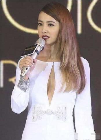 蔡依林真是胆大包天，这样的白裙都敢穿，网友:领口开到肚脐!