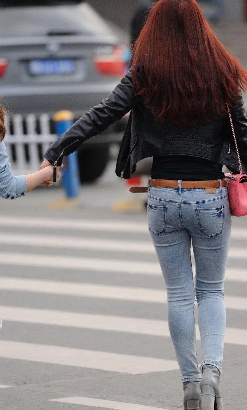 时尚小姐姐紧身牛仔裤搭配黑色皮衣,酷酷的中性穿搭让人眼前一亮