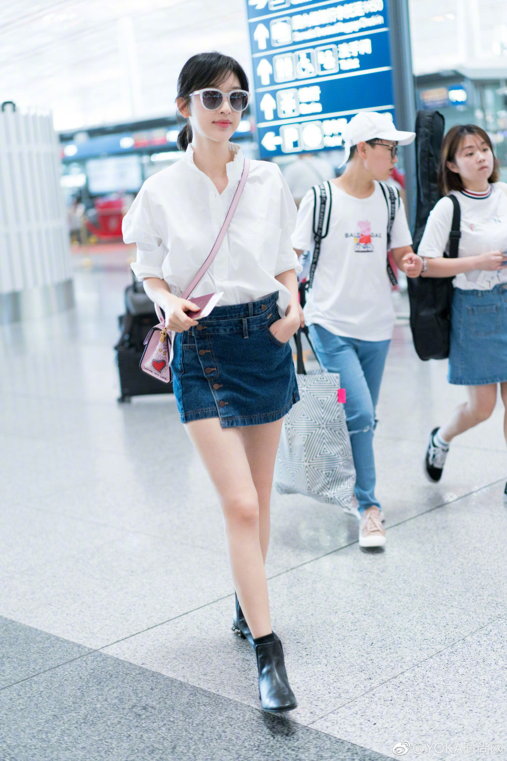 张俪机场粉丝跟拍美图，一双白皙美腿真的漂亮 这才叫白的发光