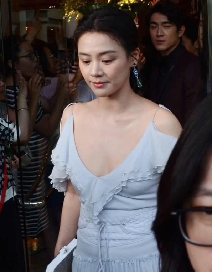 马思纯穿“乞丐裙”放飞自我，后面林更新的表情亮了!